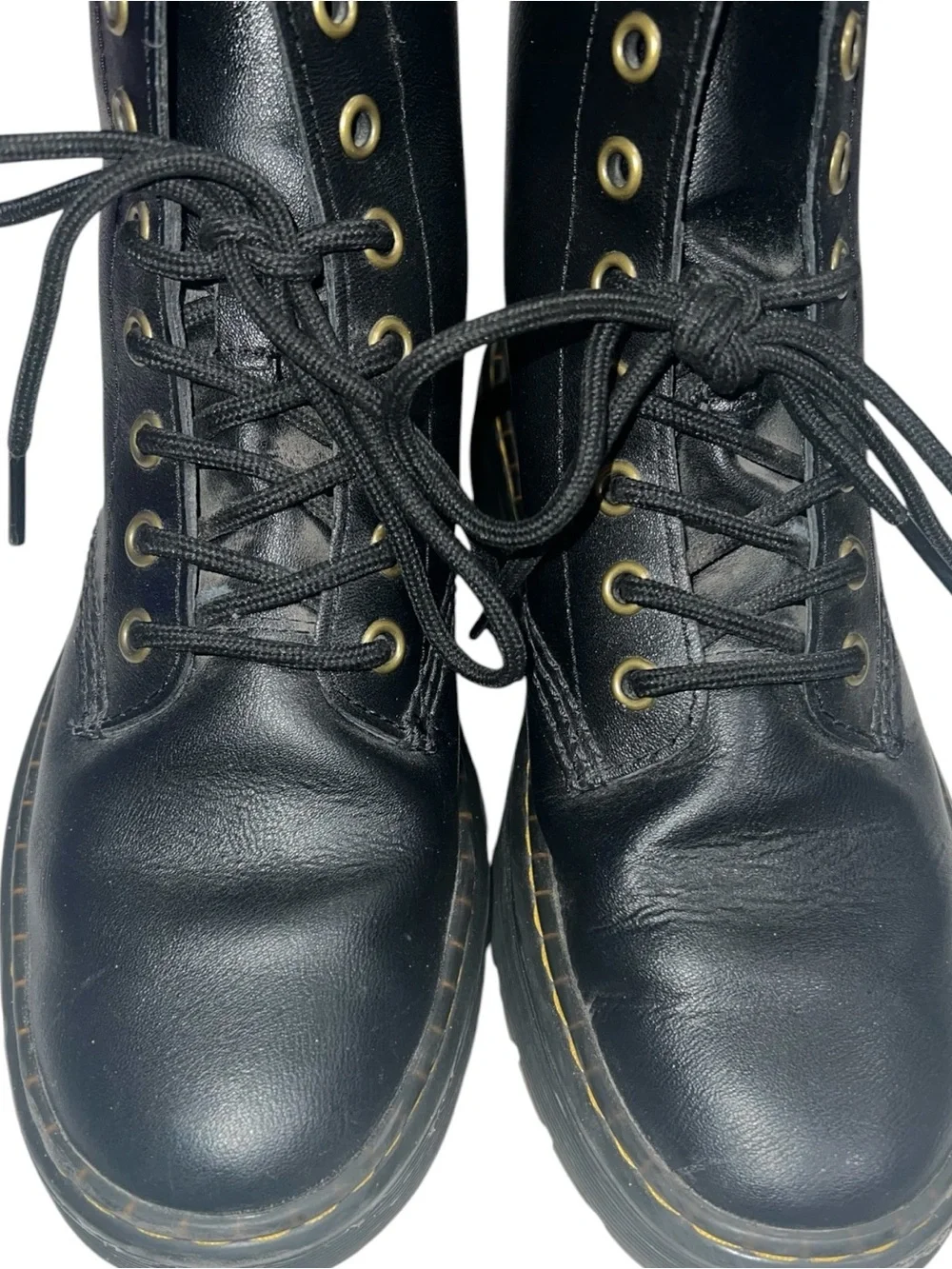 Dr. Martens Zavala boots in black leather, featuring a classic lace-up 6M 7W
